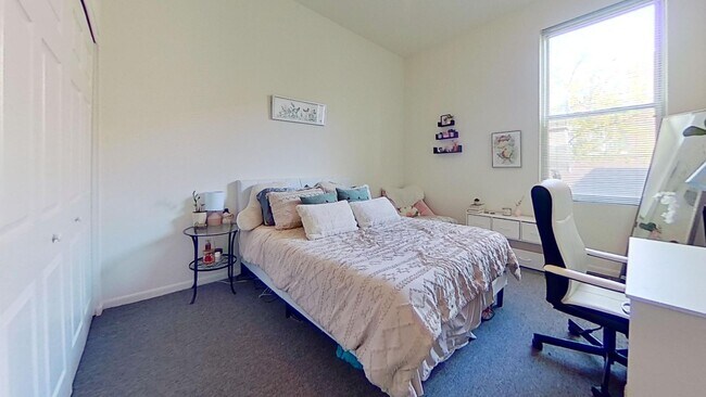 Building Photo - Third Floor Lincoln Park 3 Bed 2 Bath