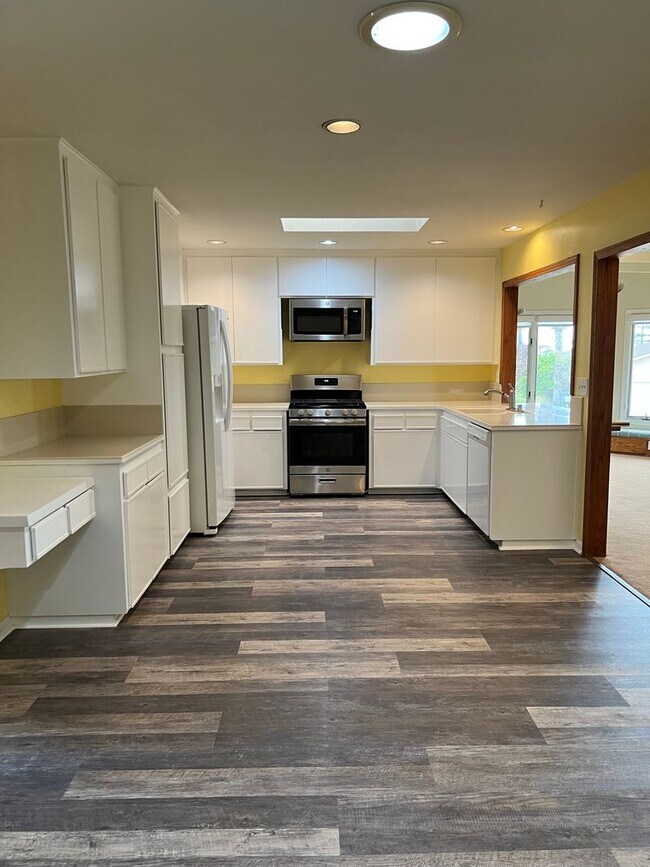 Building Photo - Spacious Mid Century VIEW Home