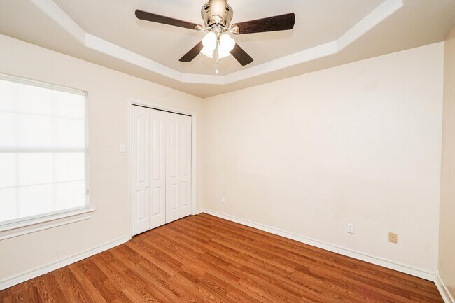 Building Photo - 1000 Ranchway Dr