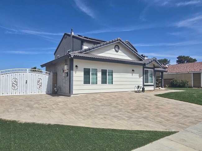 Building Photo - Room for Rent – 1621 W Newgrove St, Lancaster, CA 93534