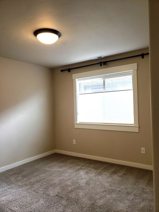Building Photo - Modern 3-Bed in The Bridges with Community...