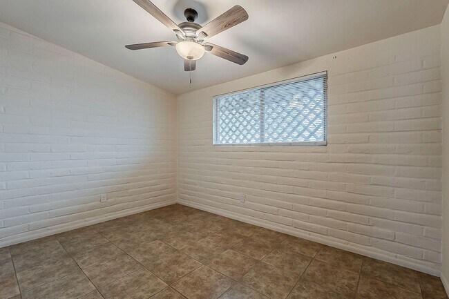 Building Photo - 1437 E Lester St