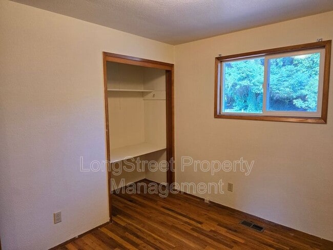 Building Photo - 2550 NE Seavy Cir