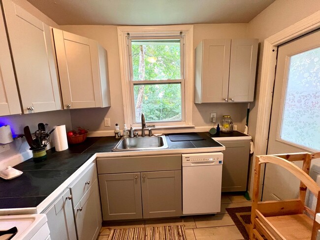 Building Photo - Pittsburgh - 2 Bedroom 1 Bathroom - Spacio...