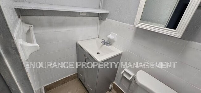 Building Photo - 809 W 5th St