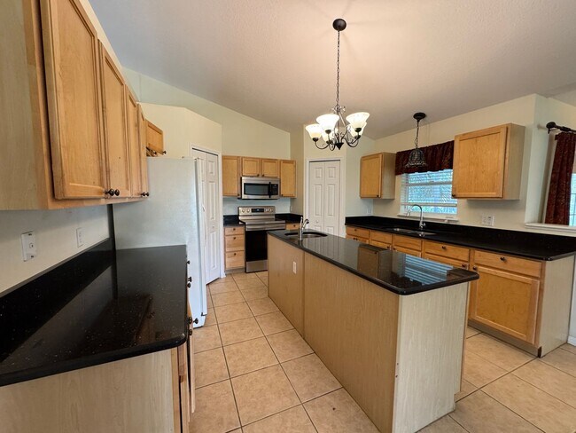 Building Photo - Available Now! Spacious 4-Bedroom, 2-Bath ...