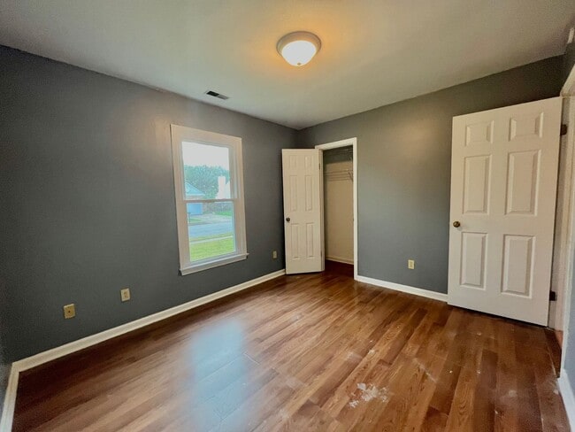 Building Photo - Spacious 3 bedroom, 2 bath property on ove...