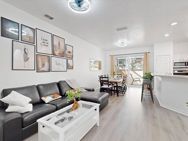 Building Photo - 1302 S Beach Cir