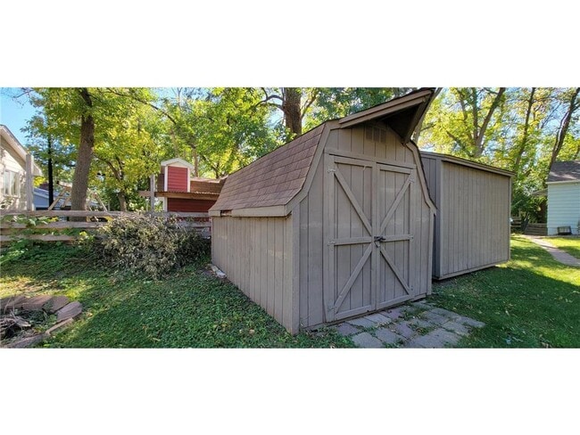 Building Photo - 2335 Hemlock Ln N