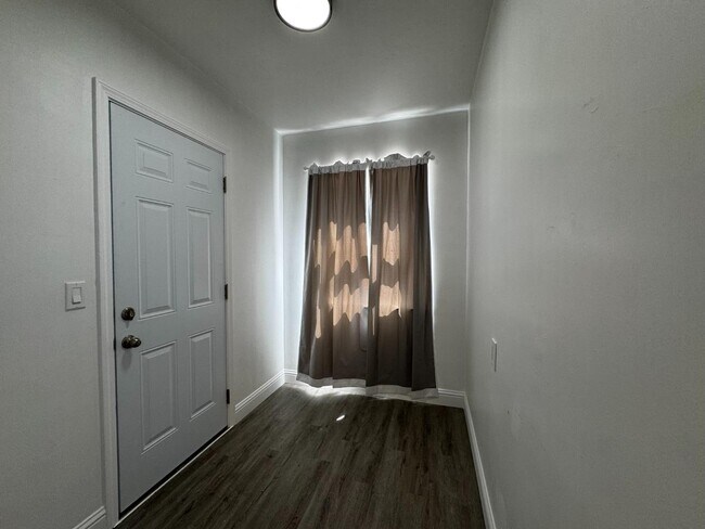 Building Photo - 1106 N Fruit Ave