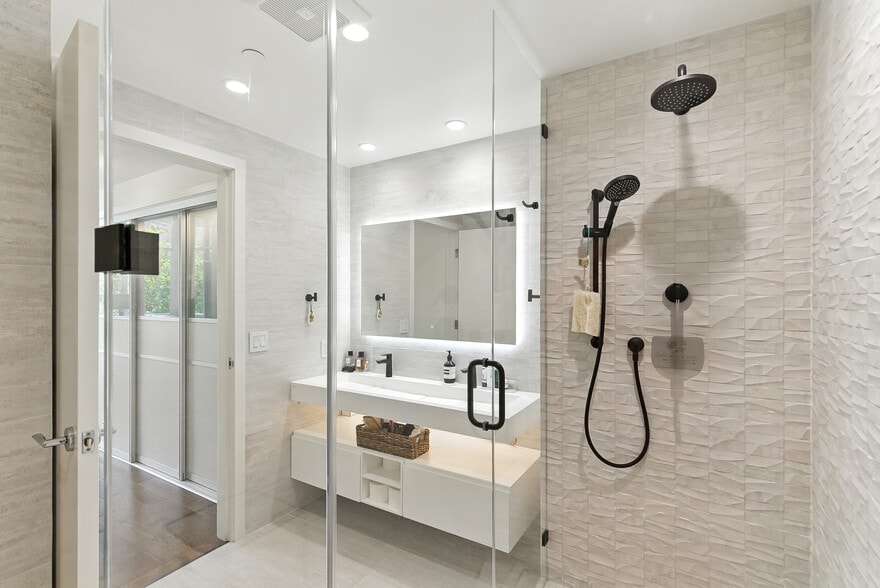 Primary ensuite bathroom - 420 Mission Bay Blvd N