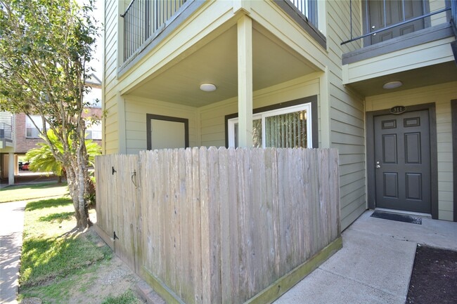 Primary Photo - 18800 Egret Bay Blvd