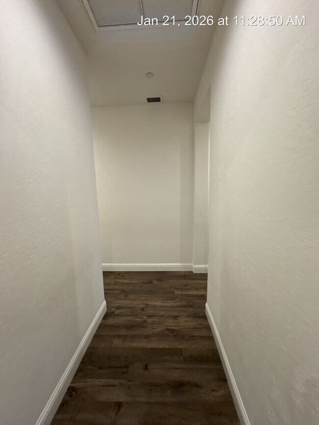 Building Photo - 4 Bedroom home located in Northside Visalia! Available Now!!