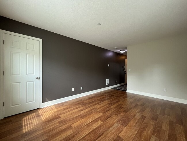 Building Photo - Incredible SE Hazelwood 2 Bedroom + 1 Bathroom Condo w/ included Garage and Washer & Dryer!!