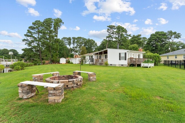 Building Photo - Perfect waterfront retreat in Norfolk