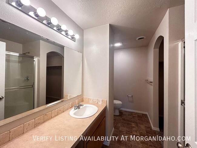 Building Photo - Spacious rooms, alley access garage, priva...