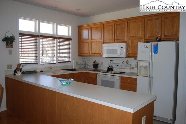 Building Photo - 421 E Landing Dr