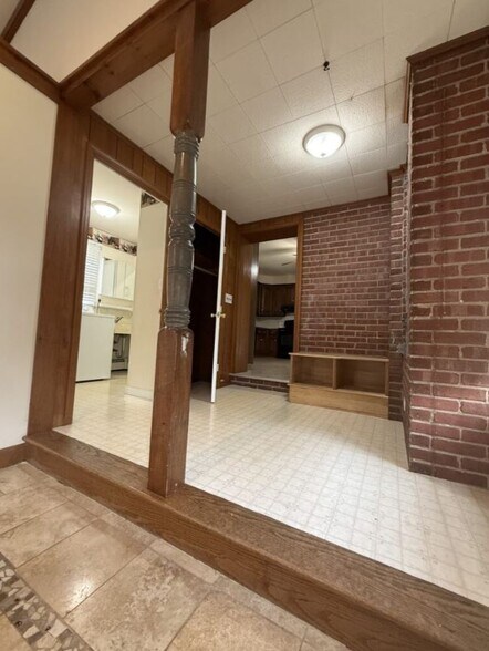 Building Photo - 405 Maple Ave