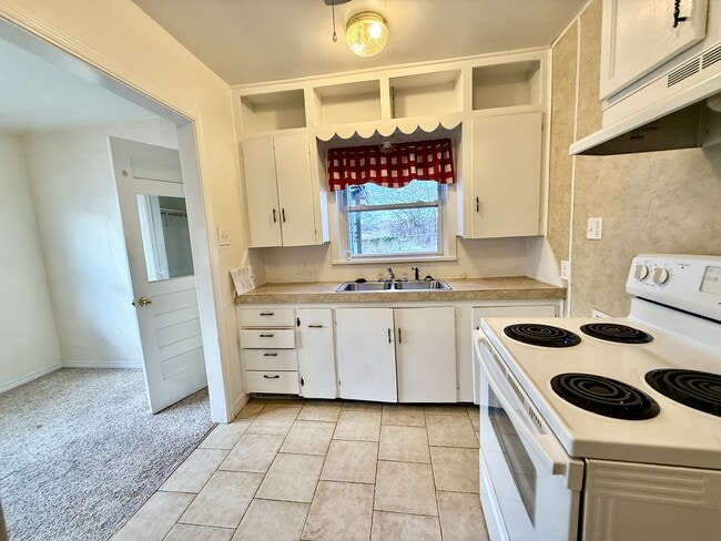 Building Photo - 709 11th Ave NW