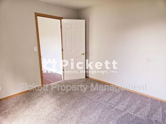 Building Photo - 2037 Gustaf St NE