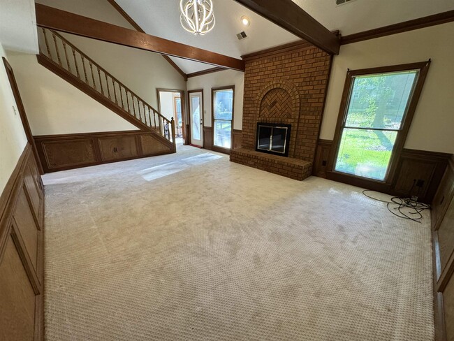 Building Photo - 2025 Mt Badon Ln