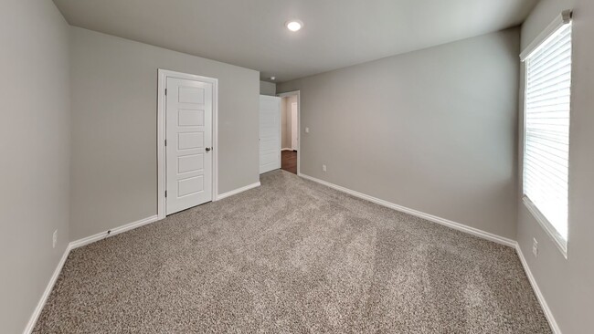 Building Photo - Large Open Floor plan 4 Bedroom 2 Bathroom...