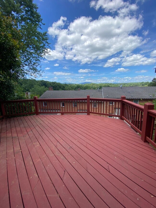 Building Photo - Spacious townhome by Peaks View Park