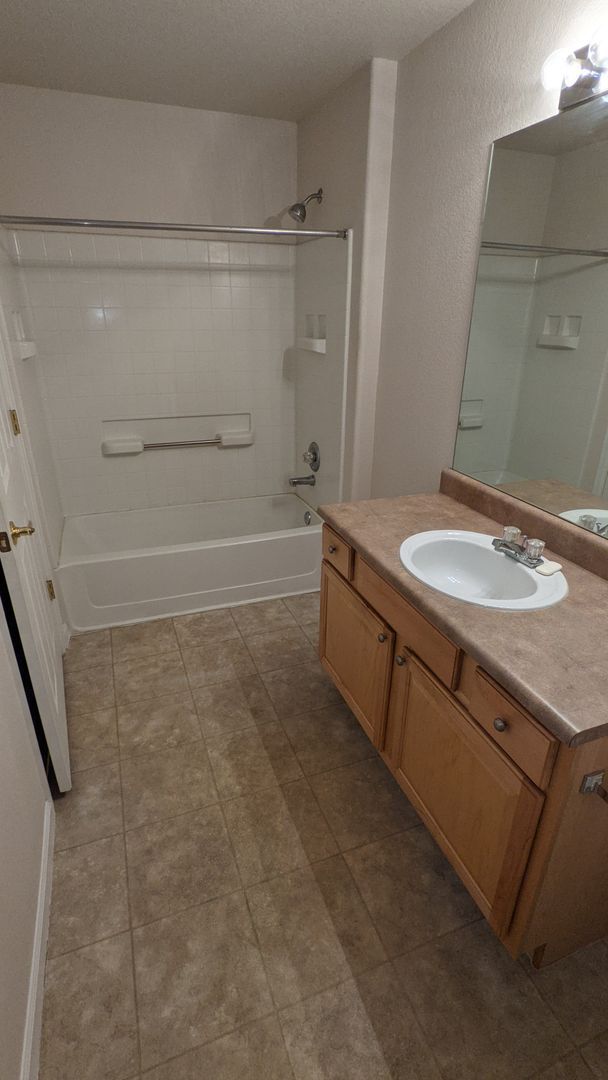 Building Photo - AWESOME 2-BEDROOM CONDO INCL. GARAGE, SWIMMING POOL, WASHER & DRYER!