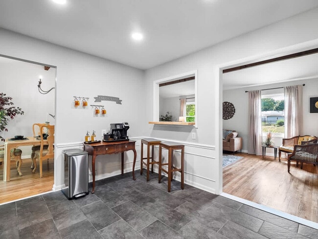 Building Photo - 670 Treeside Dr