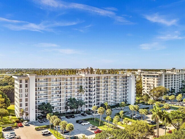 Building Photo - 3150 N Palm Aire Dr