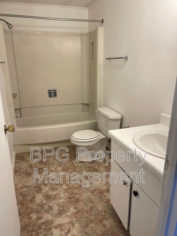 Building Photo - 123 Circle Dr