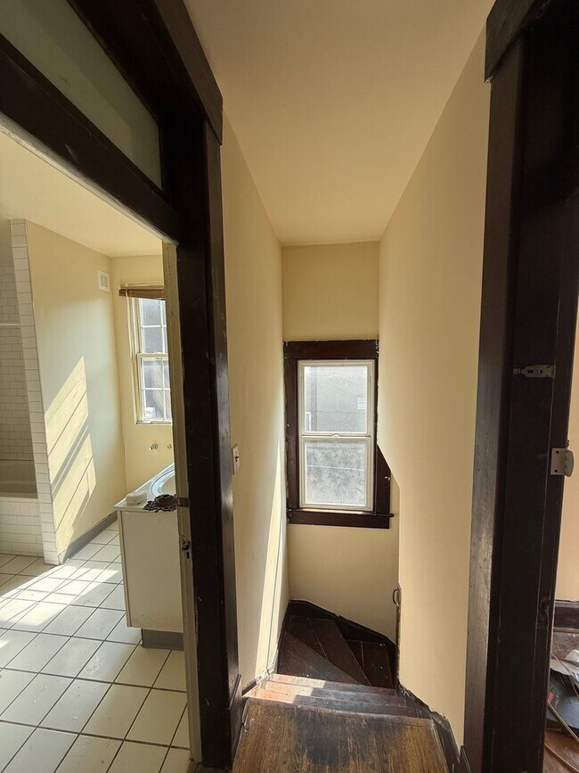 Building Photo - 3 bedroom 1 bath single family home with yard.