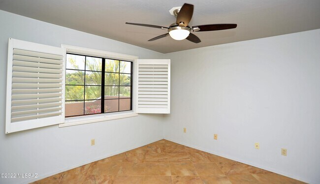 Building Photo - 1600 E Deer Shadow Ln