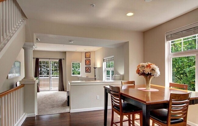 Building Photo - Bellevue Townhouse!!!