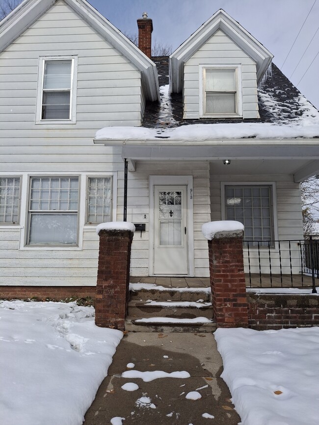 Building Photo - 913 E Washington St