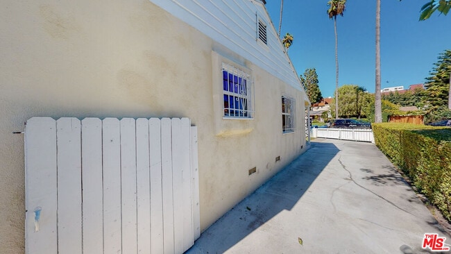 Building Photo - 1107 S Bundy Dr