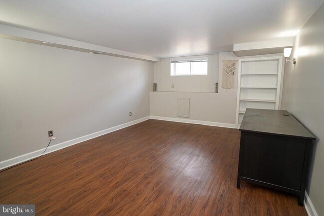 Building Photo - 713 S Linwood Ave