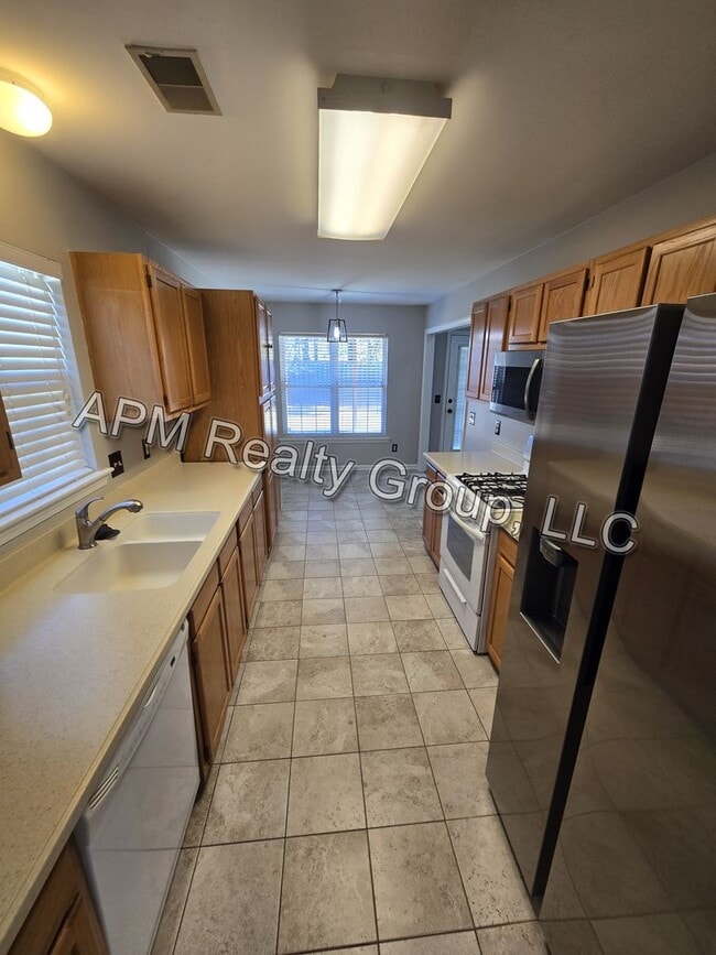 Building Photo - Private Country Feel Close to Downtown