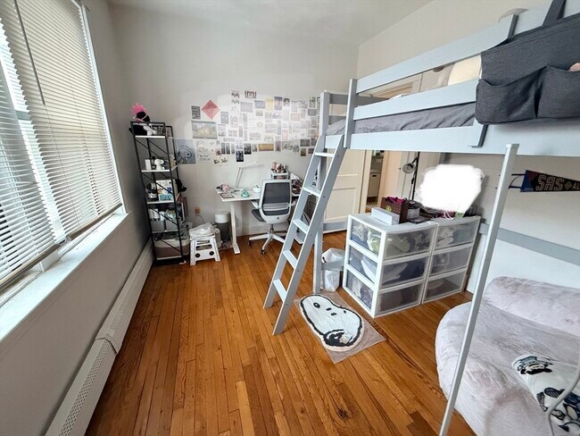 Building Photo - 451 Park Dr