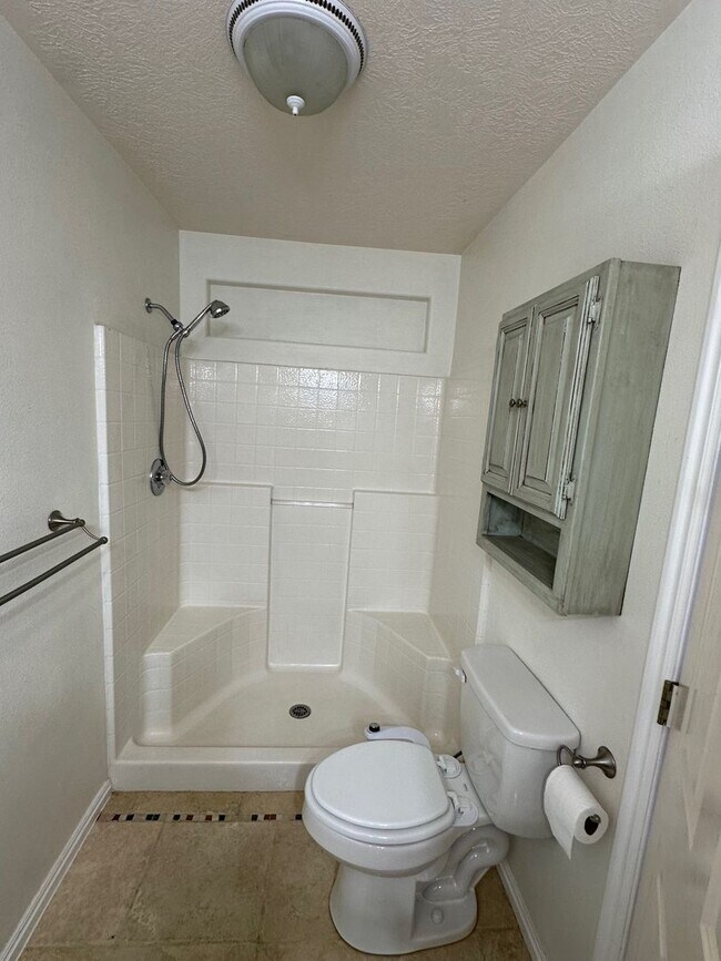 Building Photo - Spacious Home For Rent