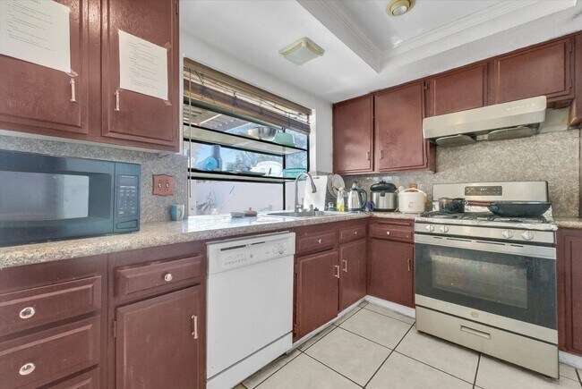 Building Photo - 5958 Quiroz Dr