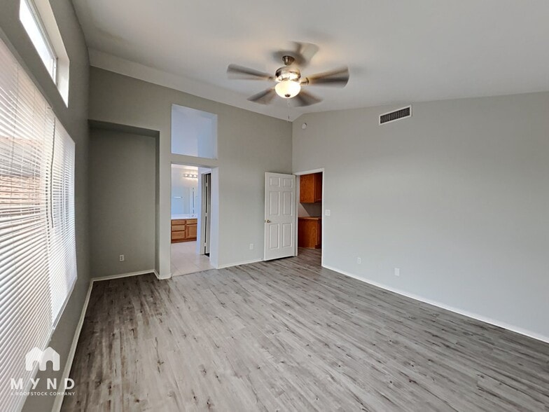 Building Photo - 245 Farlin Cir