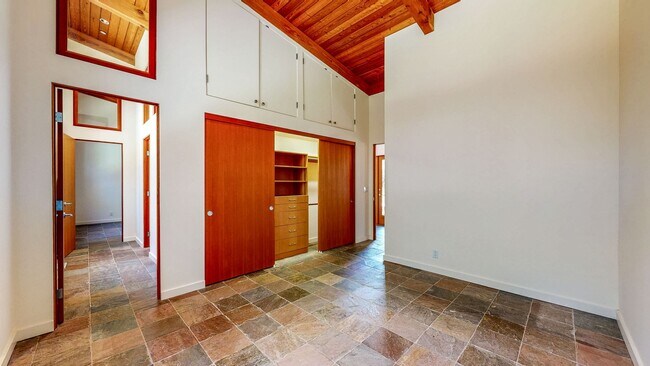 Building Photo - 812 Leslie Rd