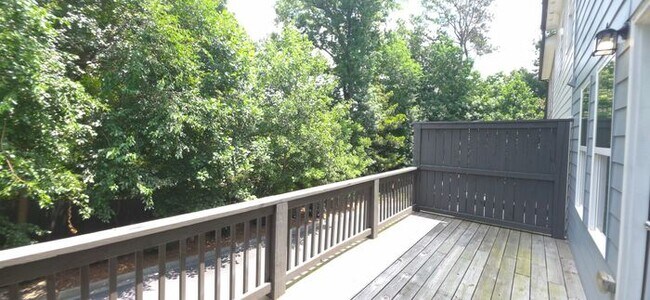 Building Photo - Beautiful Townhome in Doraville - Gated Community!