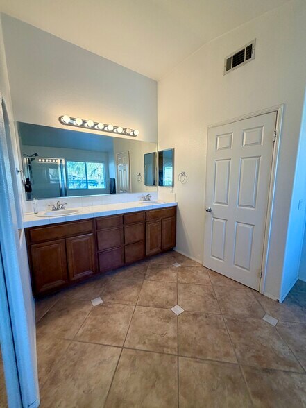 Building Photo - 10095 Kings Ct