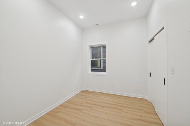 Building Photo - Stunning 3b2b Apartment in Humboldt Park
