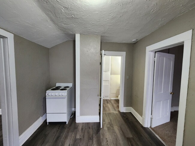 Building Photo - 226 Center St