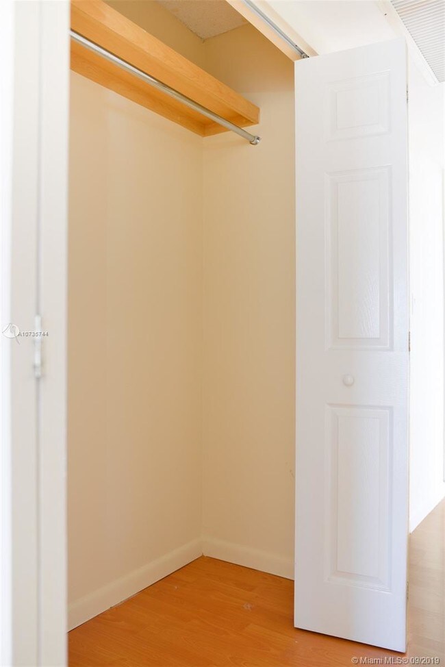 Building Photo - 401 Golden Isles Dr