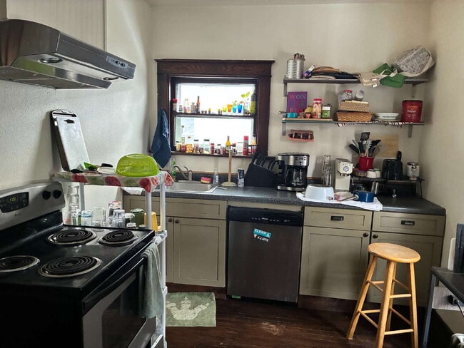 Building Photo - 4 Bedroom, 2 Bathroom Home With Views of Downtown & Fenced In Yard