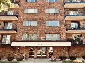 Building Photo - 205 W Miner St